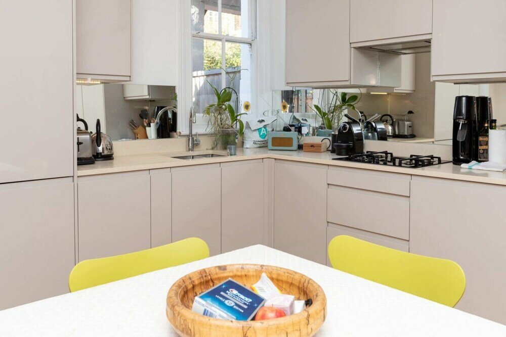 Фото Modern & Beautifully-lit 1 Bedroom Flat, Sheperd's Bush!