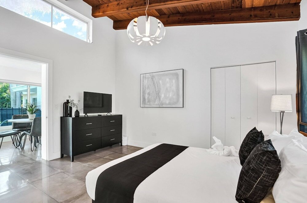 Фото Gorgeous 5br Home with Heated Pool