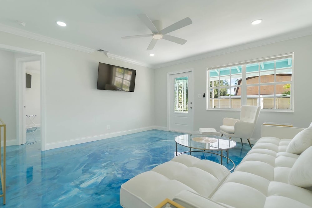 Фото Beachy Blues Apt A, Downtown, Shops, Cafes & Beach, Dog Friendly