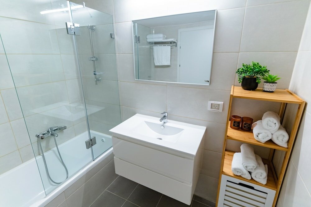 Фото Modern with Balcony Over Looking the Sea