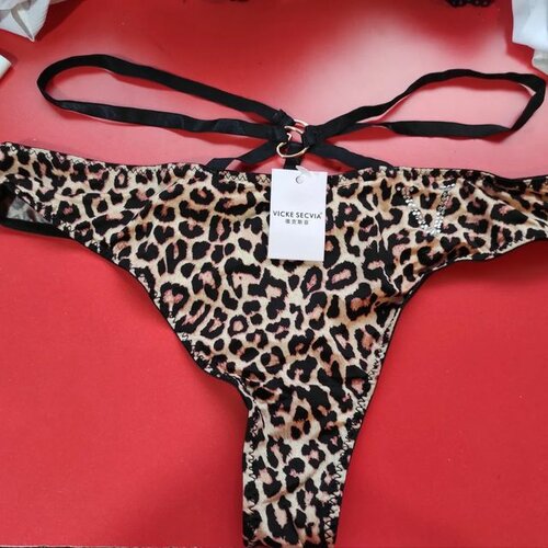 Мен юбка астындағы трусиканы көрдім