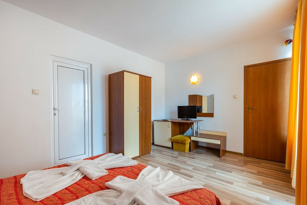 Фото Classic Double Room in Dafinka Guest House