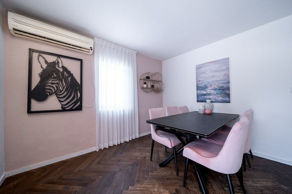 Фото Spacious 4bd House w Pool in Hezliya