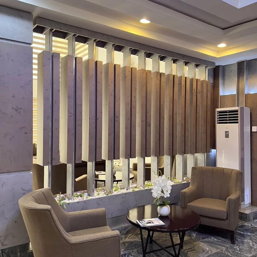 Фото Elegant Hotel & Suites by City Green