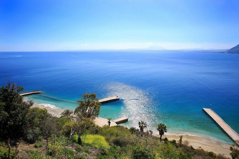 Фото Seafront home 4' walk to private beach