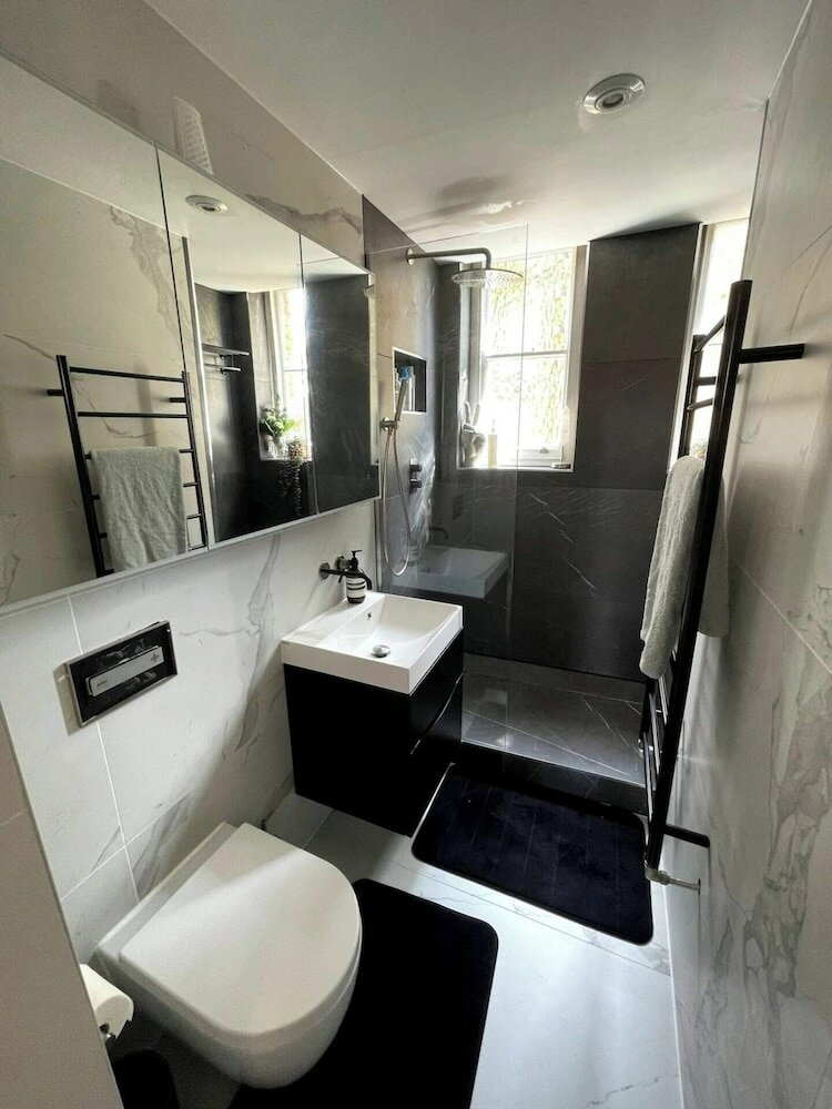 Фото Vibrant & Art-filled 2bd Haven - Victoria