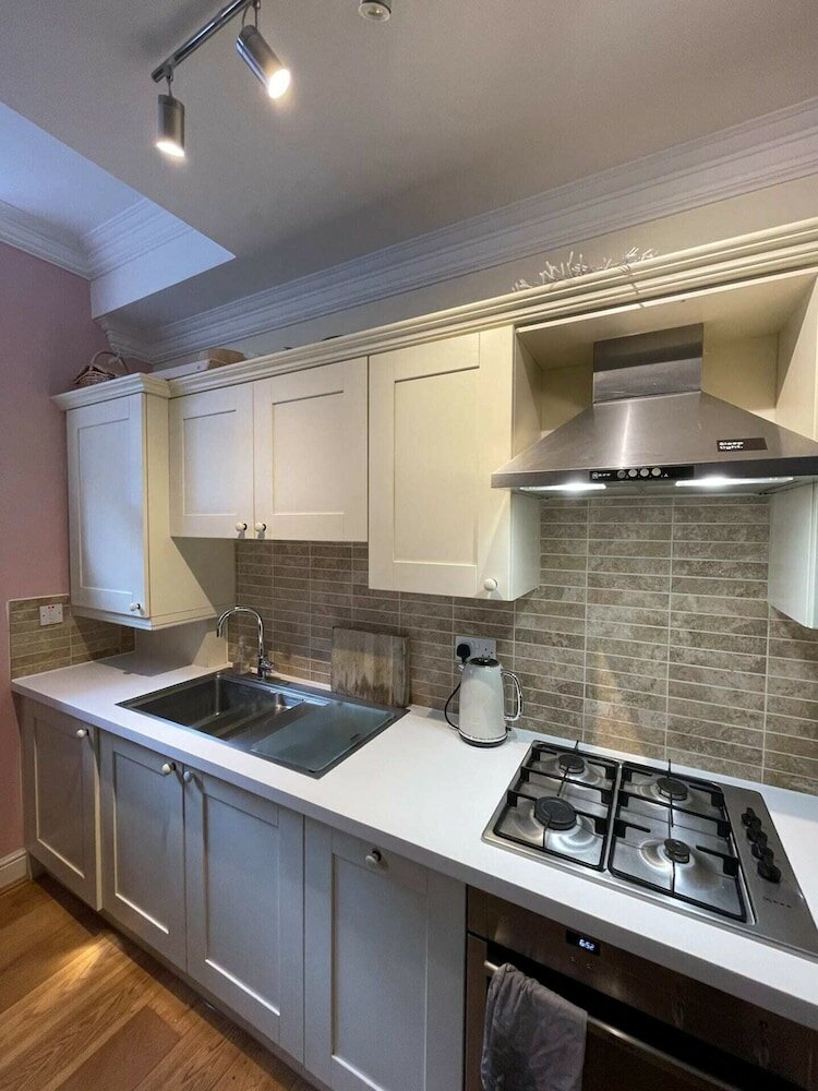 Фото Chic Victorian Flat in Private Estate - Mile End!