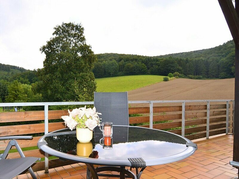 Гостиница Spacious Apartment in Weser Uplands With Garden в Бад-Пирмонте