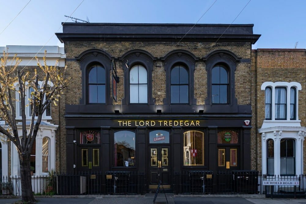 Фото Chic Victorian Flat in Private Estate - Mile End!