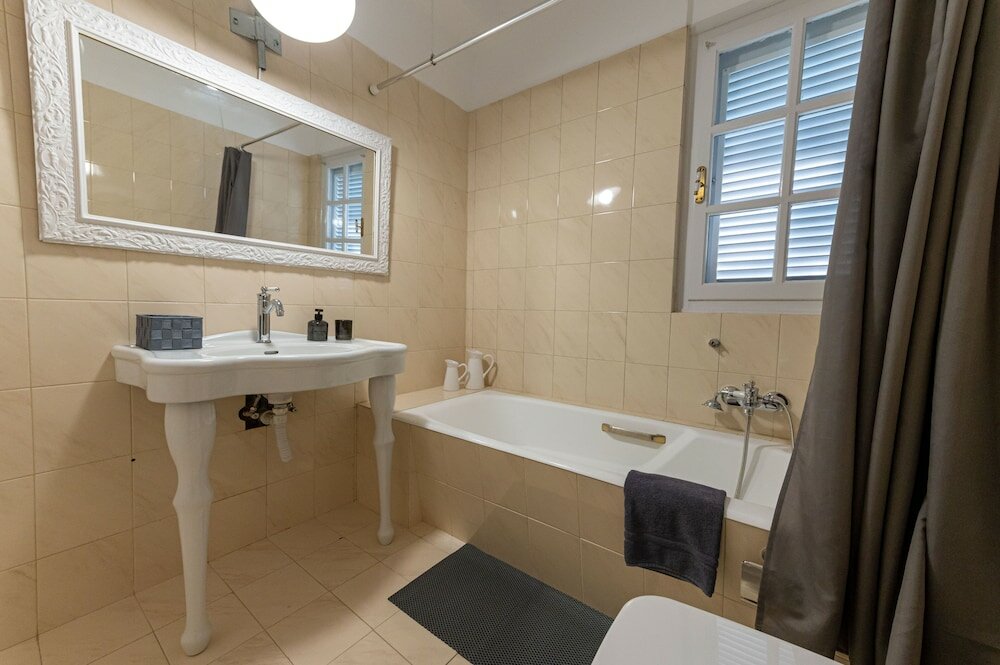 Фото Serene Seaside Bliss - Lush & Secluded Garden Oasis