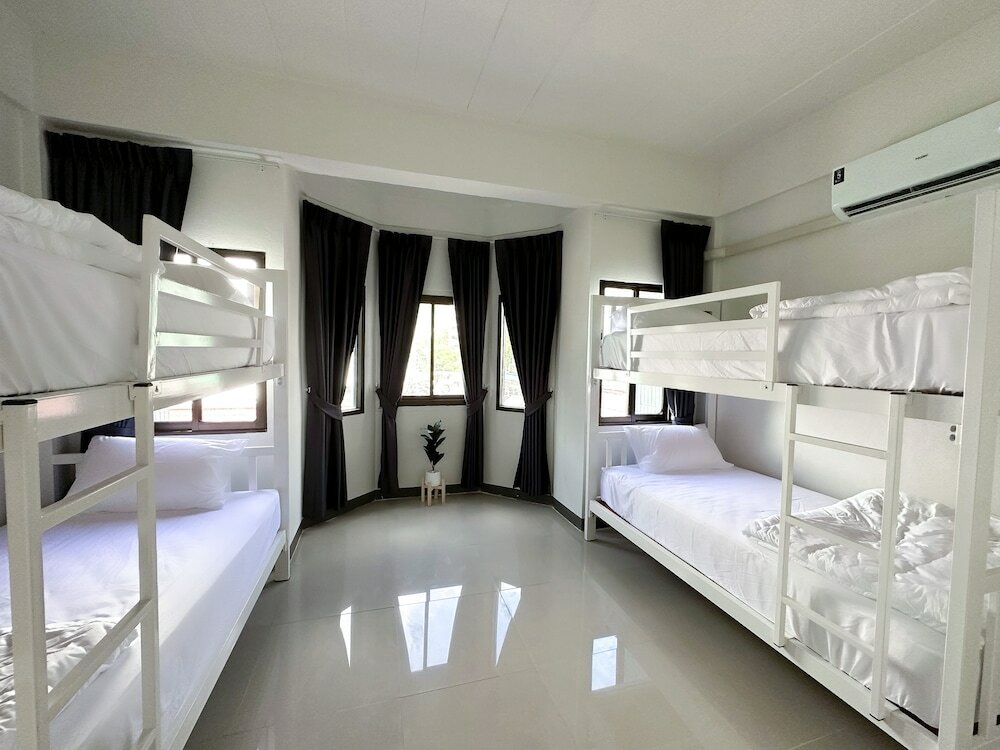 Фото Montana Hotel & Hostel Phuket