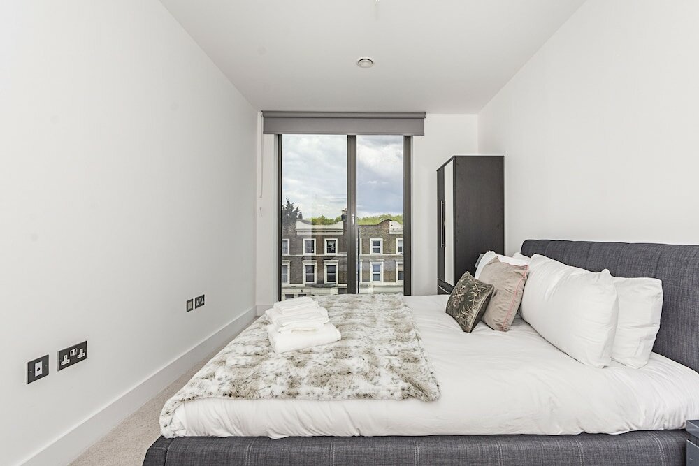 Фото Stunning Brand New Westminster Apartment