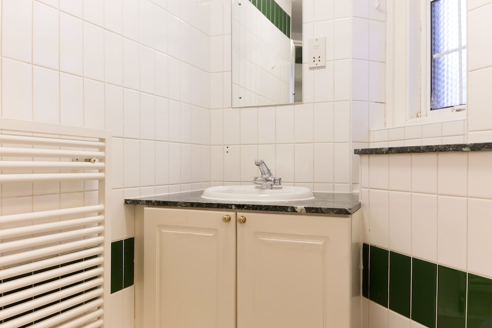 Фото Bright Apartment in Marble Arch by Allô Housing