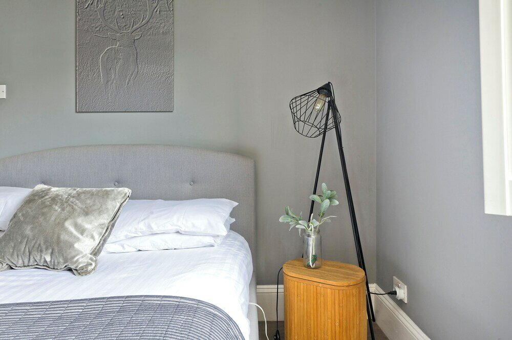 Фото Stylish Family Home by Twickenham Stadium by Underthedoormat