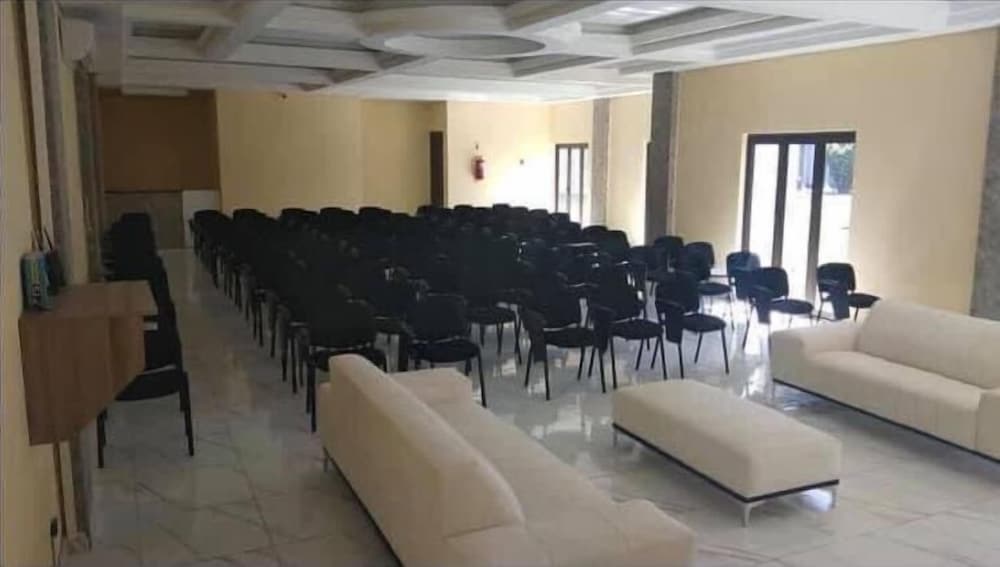 Фото Alicats Place Executive Lodge & Conference