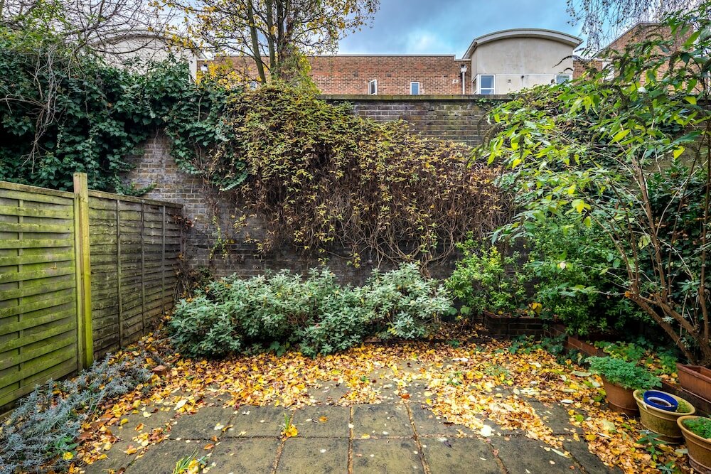 Фото Altido Homely 2 Bed Riverside Flat with Patio in Hammersmith