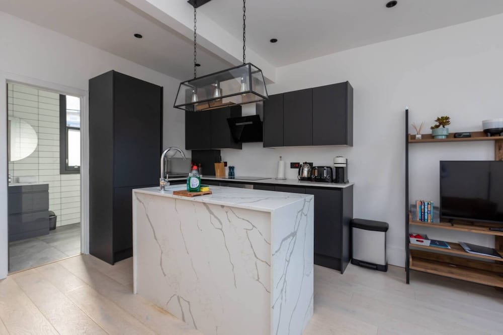 Фото Contemporary 2 Bedroom Apartment on Columbia Road