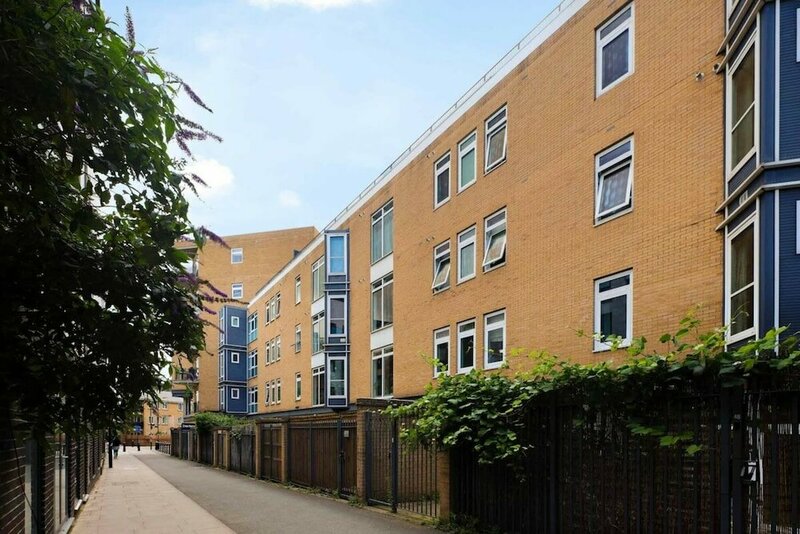 Гостиница Beautiful & Vibrant 2bd Home w Balcony - Hackney! в Лондоне
