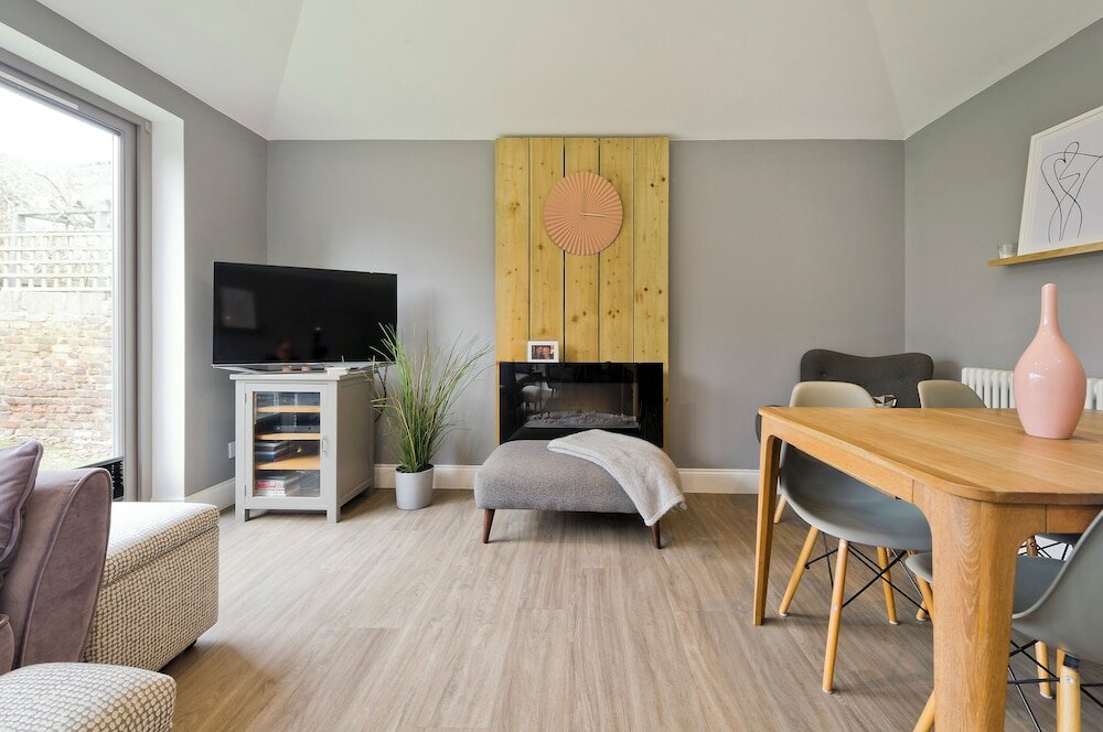 Фото Stylish Family Home by Twickenham Stadium by Underthedoormat