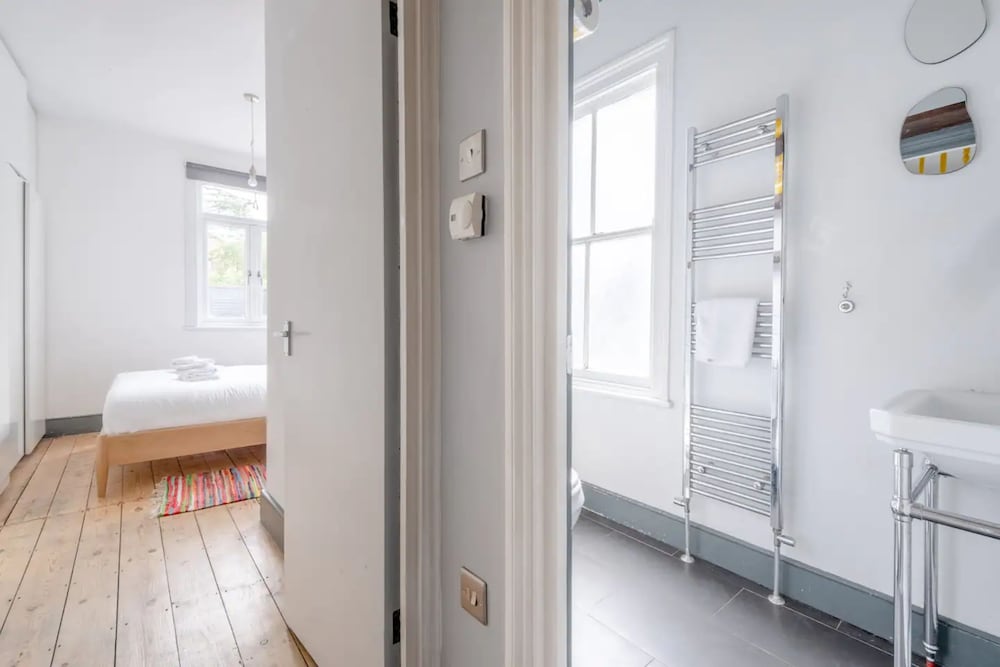 Фото Lovely 3 Bedroom Apartment in Clapton With Garden