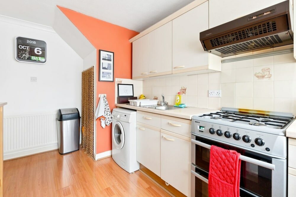 Фото Spacious 2 Bedroom Apartment in Cricklewood
