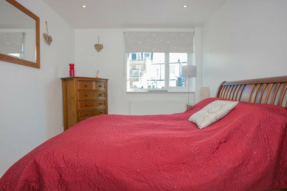 Фото Stunning 3 Bedroom House With Garden in Battersea