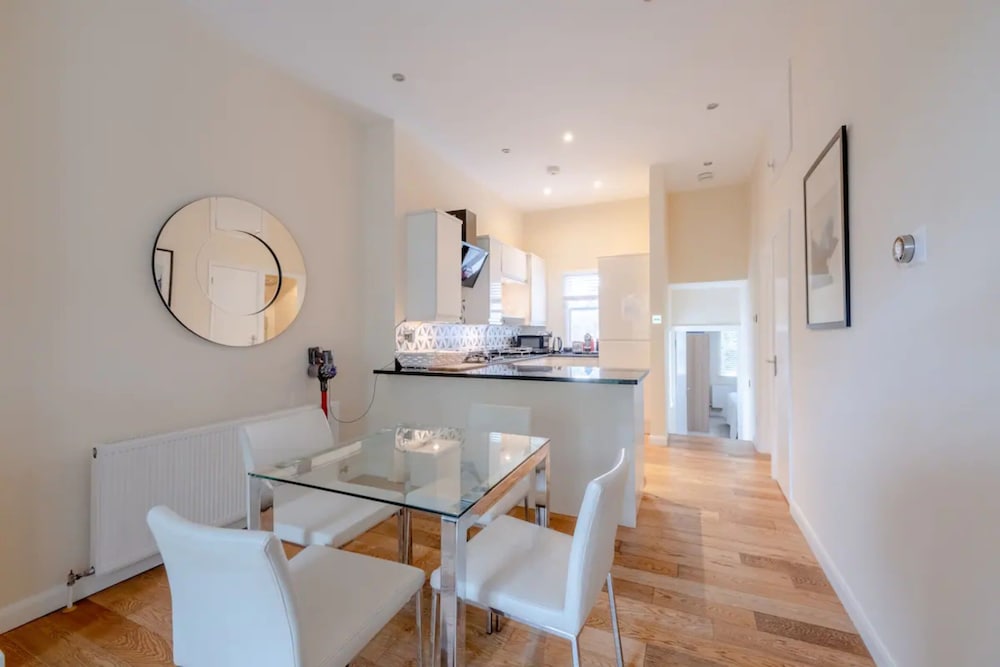 Фото Lovely 2 Bedroom Apartment With Great Transport Links