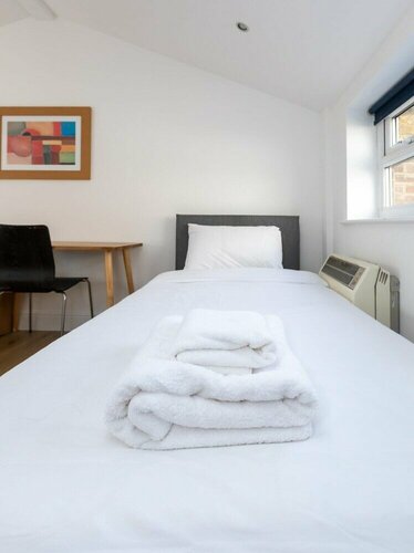 Гостиница Spaciously Renovated 2bd Flat - Camden в Лондоне