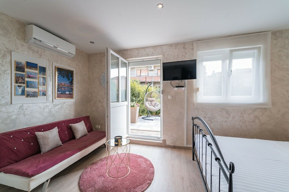 Фото Studio Apartment with garden