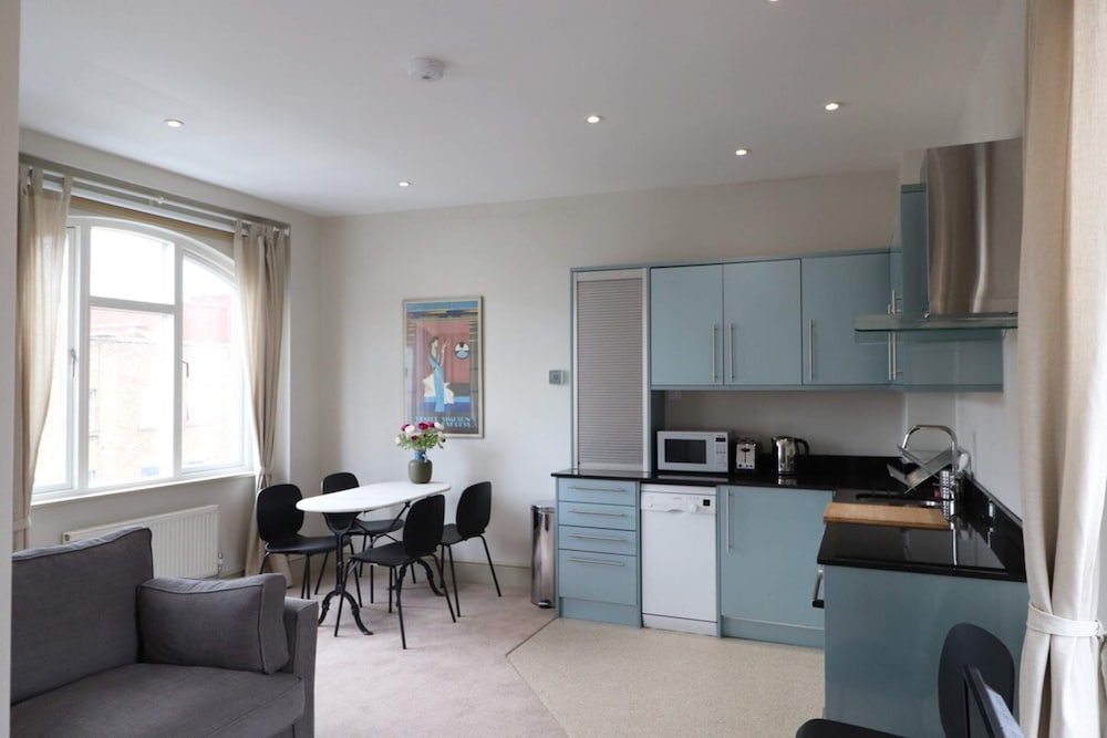Фото Stylish Light-filled 1 Bedroom Flat In Hammersmith