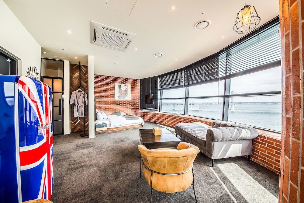 Фото H Avenue Hotel