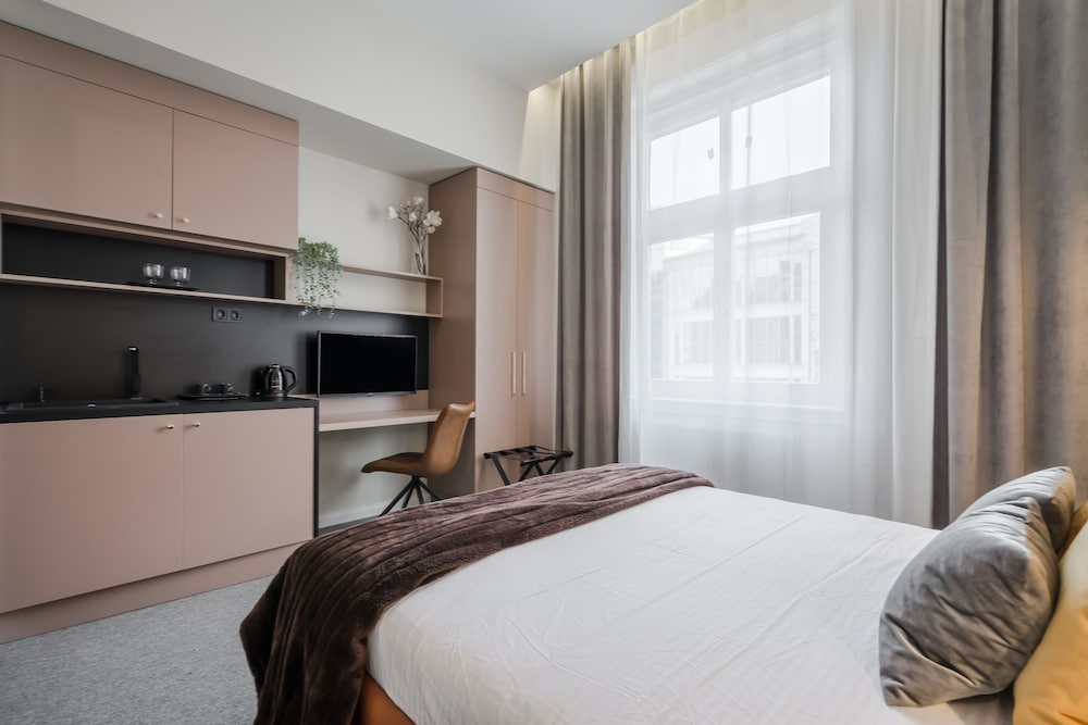 Фото Astoria Boutique Suites by BQA