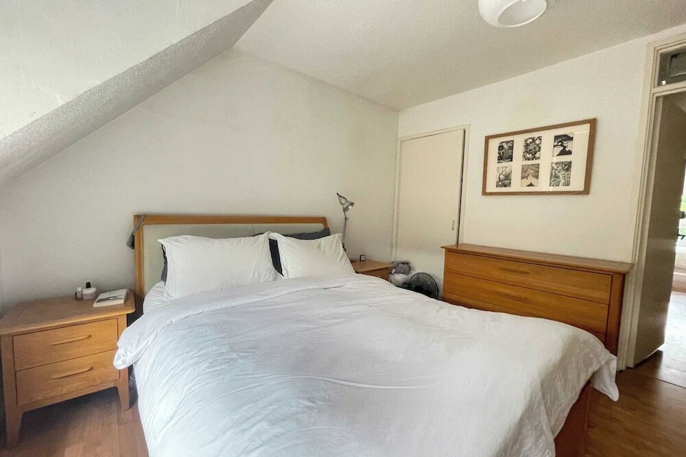 Фото Chic 2bd Home w Private Garden - New Cross!