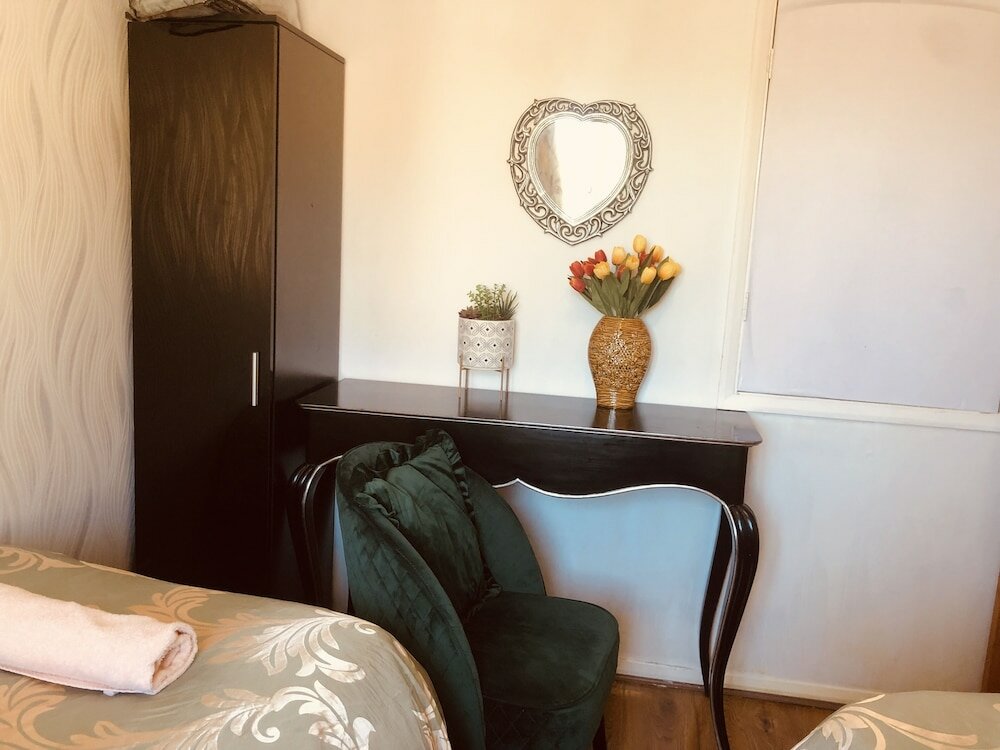 Фото Centrally Located 4 Bedroom House