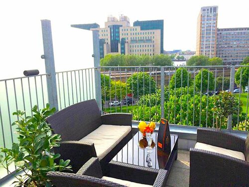 Гостиница Double Room In London Shared Penthouse в Лондоне