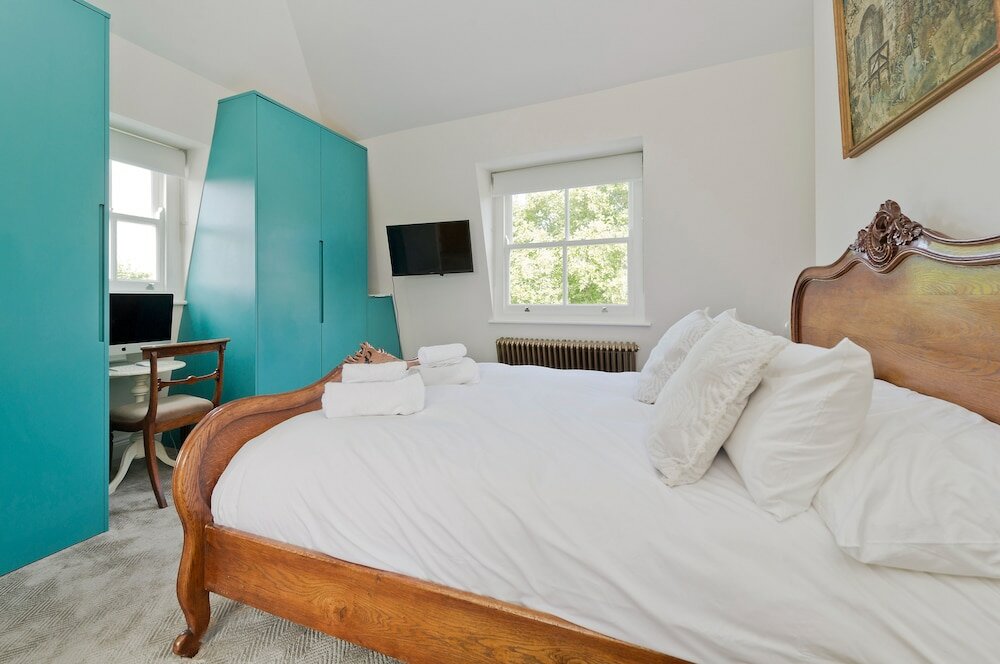 Фото Spacious Family House With Garden Near Battersea Park by Underthedoormat