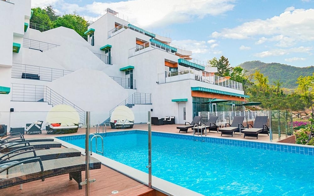 Фото Yeosu Marine Terrace Poolvilla