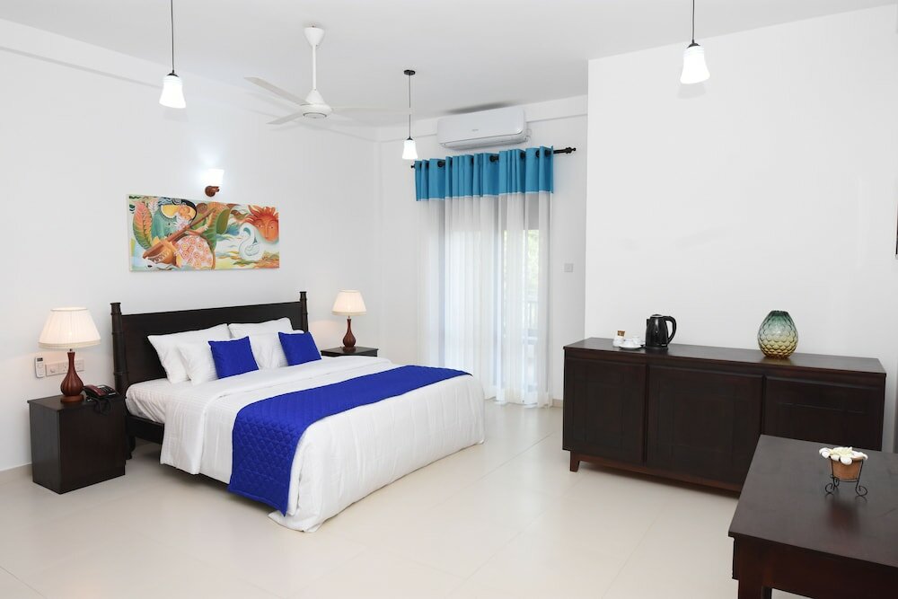 Фото Capital O 132 Blue Spring Hotel