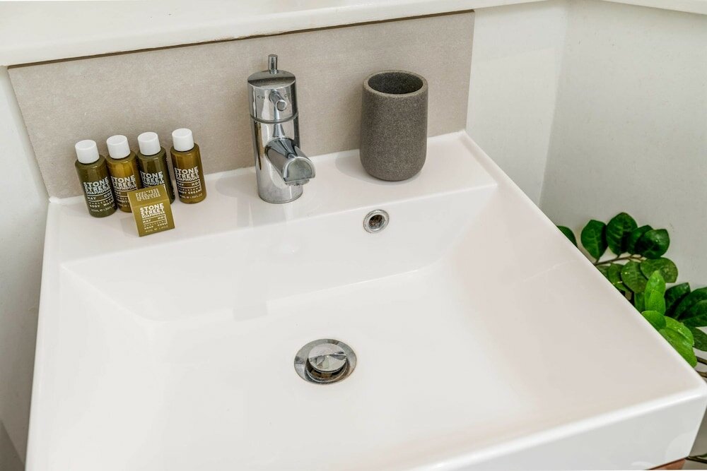 Фото Bright & Spacious Battersea Flat