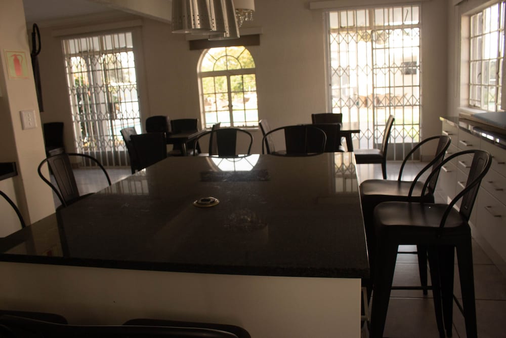 Фото Alicats Place Executive Lodge & Conference