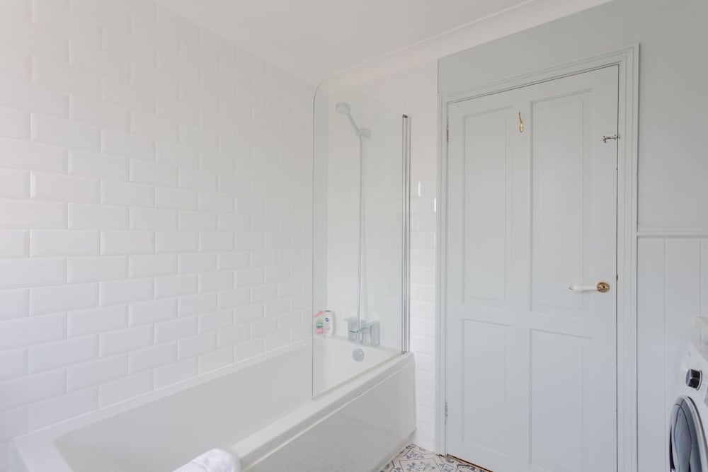 Фото Newly Refurbished 4 Bedroom House in East London