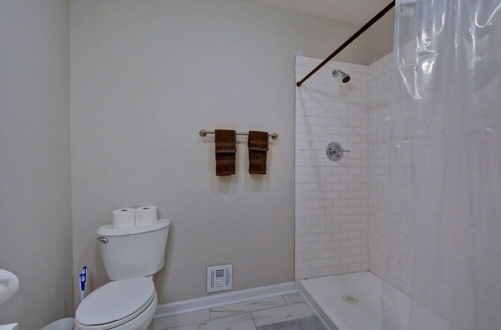 Фото Spacious 6br/3ba House w Parking! Sleeps 20!