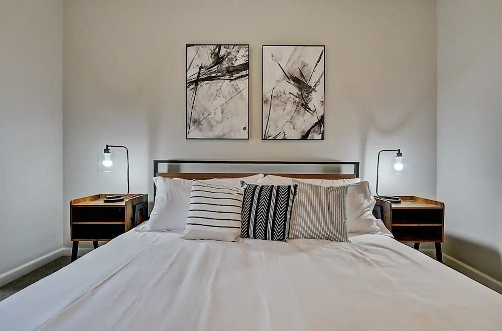 Фото Spacious 6br/3ba House w Parking! Sleeps 20!