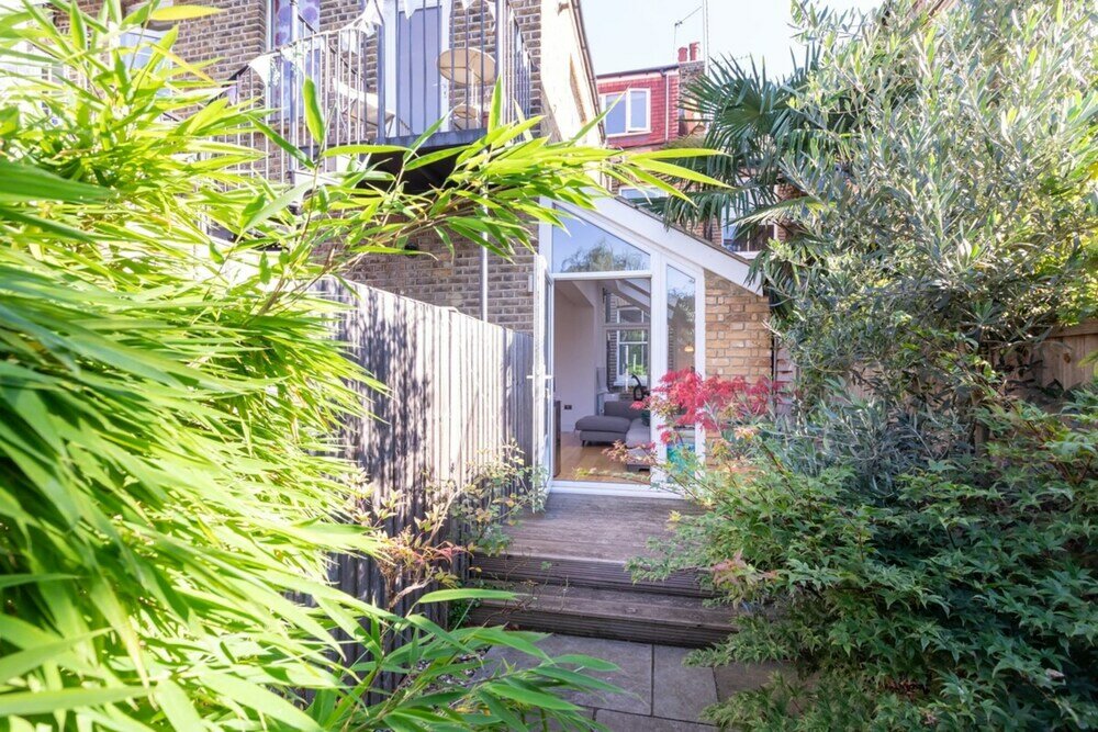 Фото Modern & Beautifully-lit 1 Bedroom Flat, Sheperd's Bush!