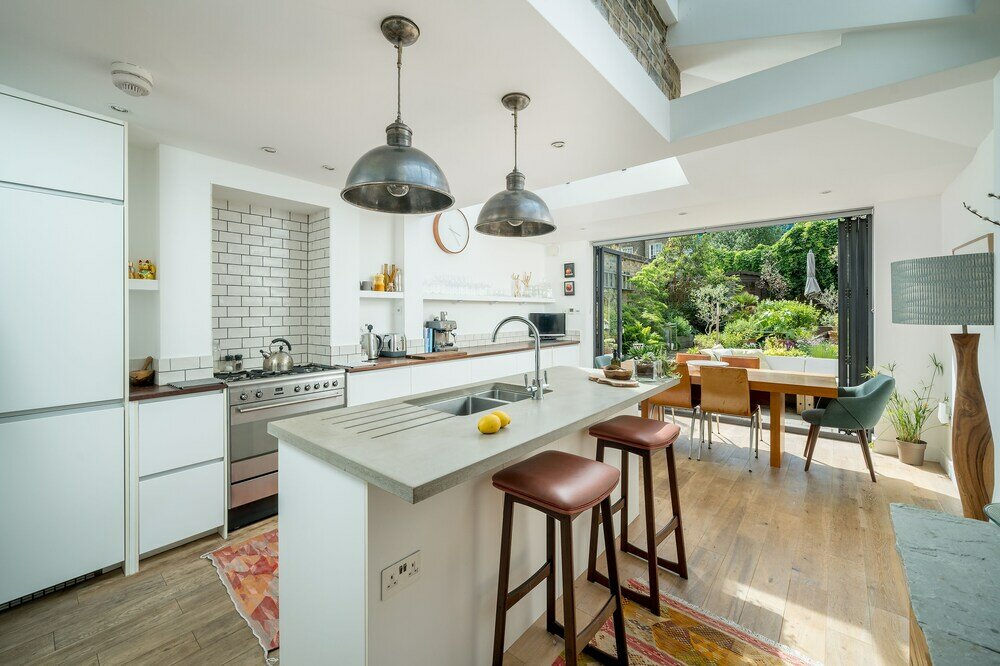 Фото Altido Contemporary 2-Bed House W Private Garden