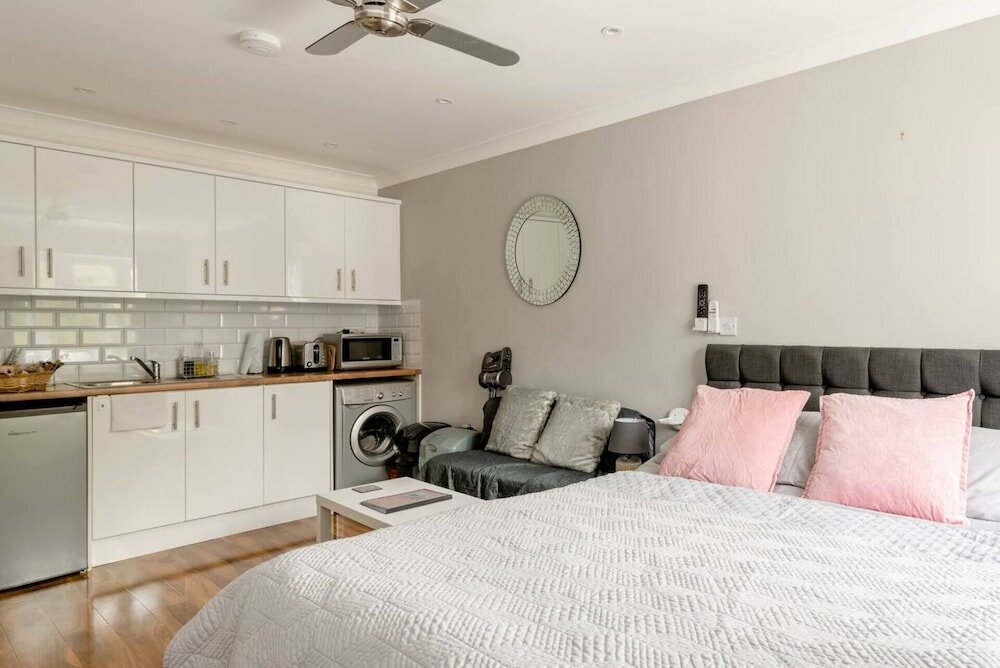 Фото Private Self-contained Annex With Wifi & Parking