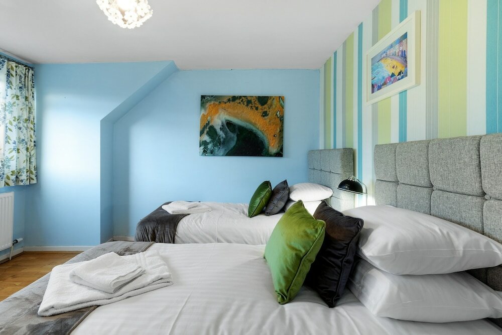 Фото Serviced 4 Bdrm 2 bath house Maidenhead