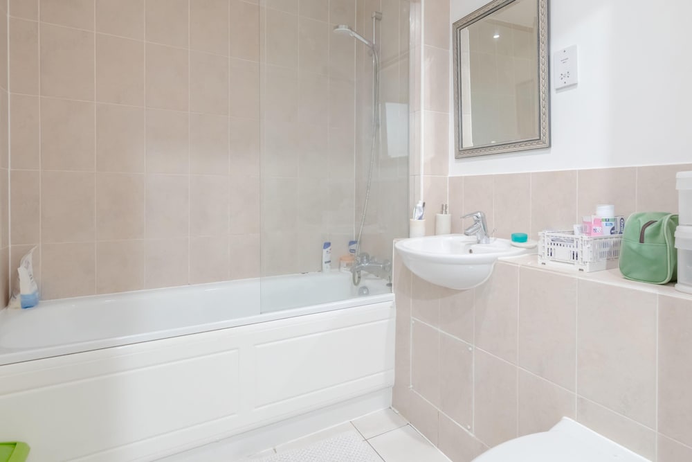 Фото Light & Modern 2bd Flat With Balcony - Brick Lane