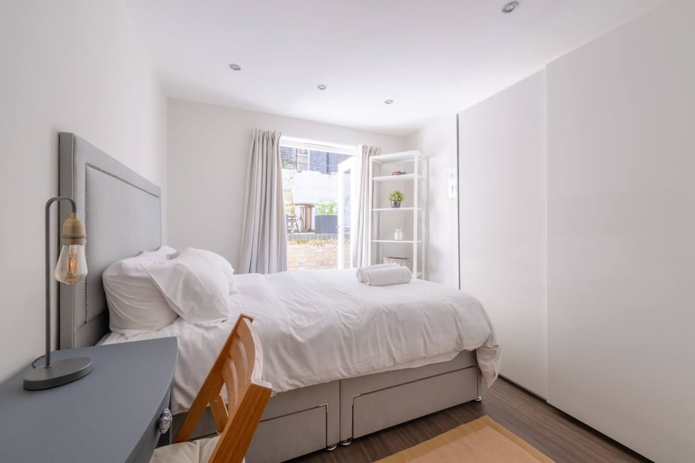 Фото Stylish 2 Bedroom Apartment in Chelsea With Garden
