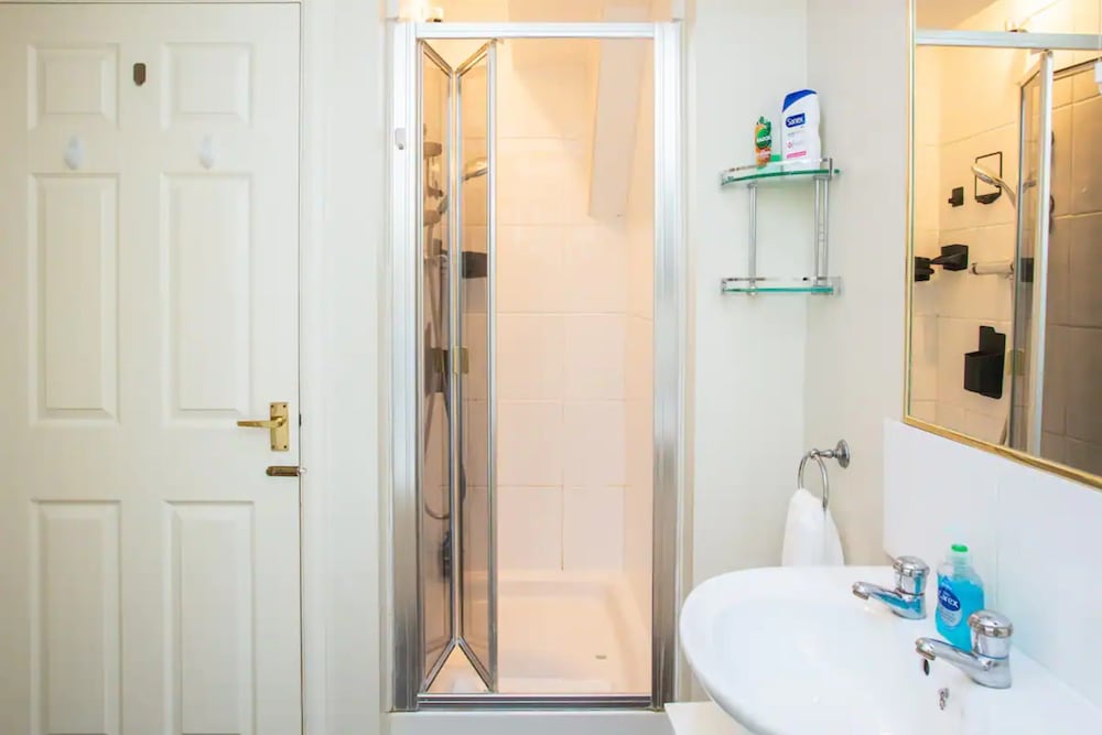 Фото Peaceful 2 Bedroom Apartment in Affluent Fulham